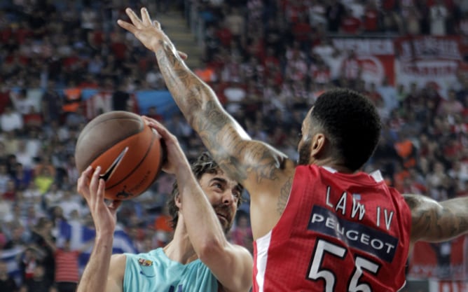 Juan Carlos Navarro, del FC Barcelona Regal, intenta superar la defensa de Acie Law, de Olympiacos, durante la semifinal de la Euroliga de baloncesto jugada en el Sinan Erdem Arena de Estambul, Turquía, el viernes 11 de mayo de 2012