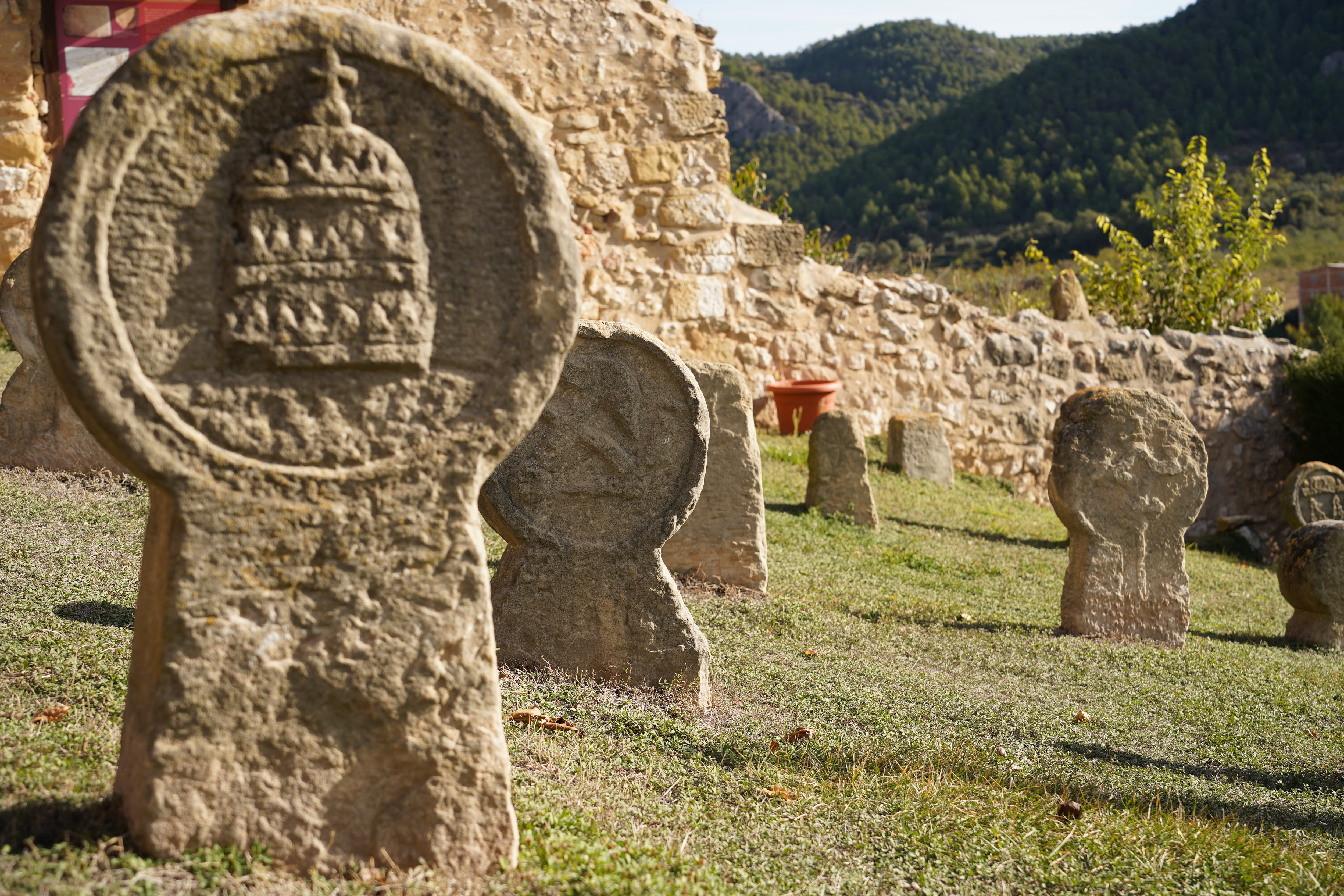 Estelas discoideas en el cementerio de Fuentespalda