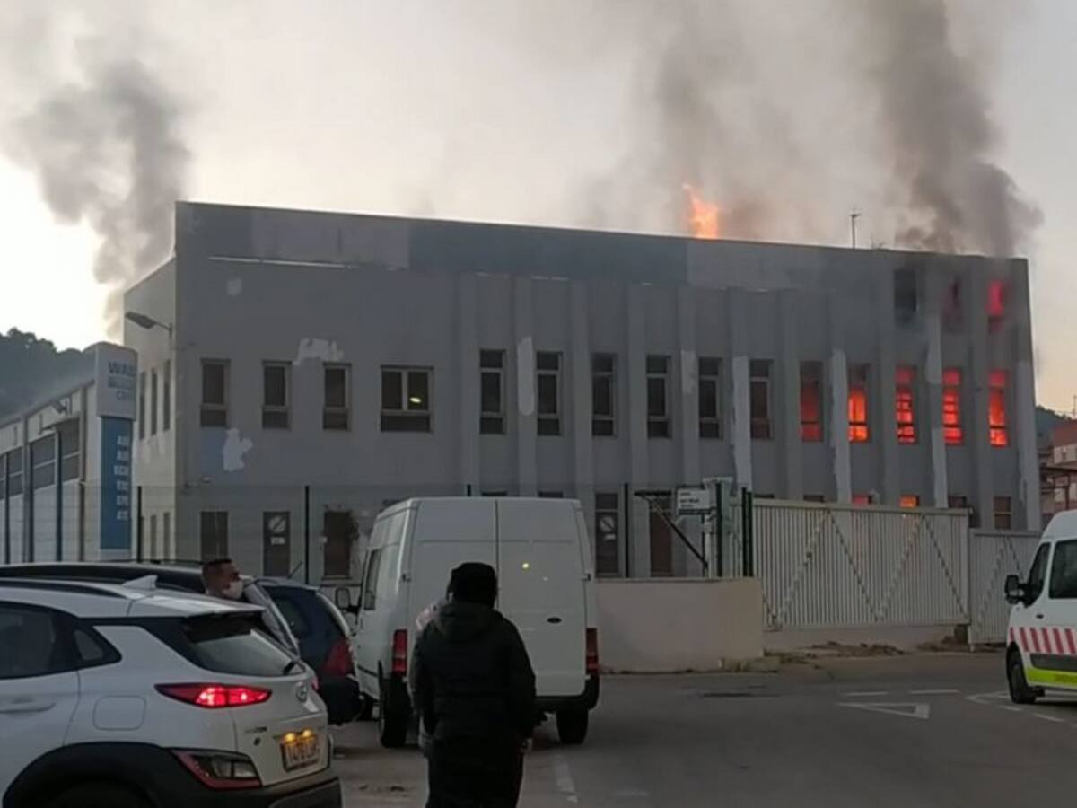 Las llamas destruyen un taller de camiones abandonado en Benirredrà
