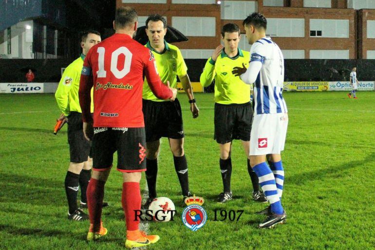 Saludo previo al partido de la pasada semana entre Laredo y Gimnástica