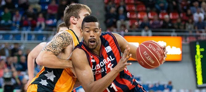 Hamilton pelea un balón con un jugador de Fuenlabrada