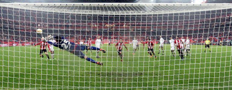 El guardameta australiano del Valencia CF, Matthew Ryan, realiza una parada ante el delantero del Athletic de Bilbao, Aritz Aduriz