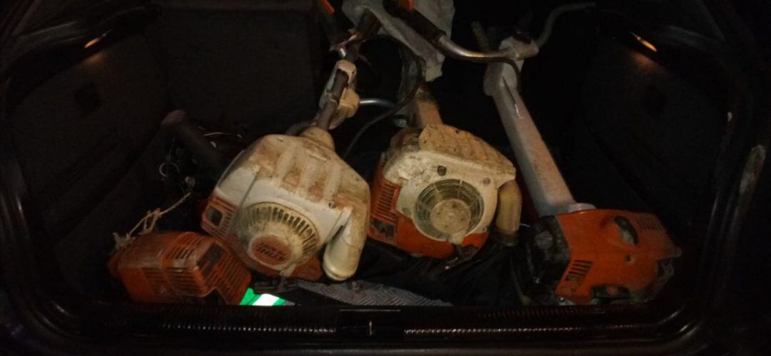 El material de jardinería incautado en el coche