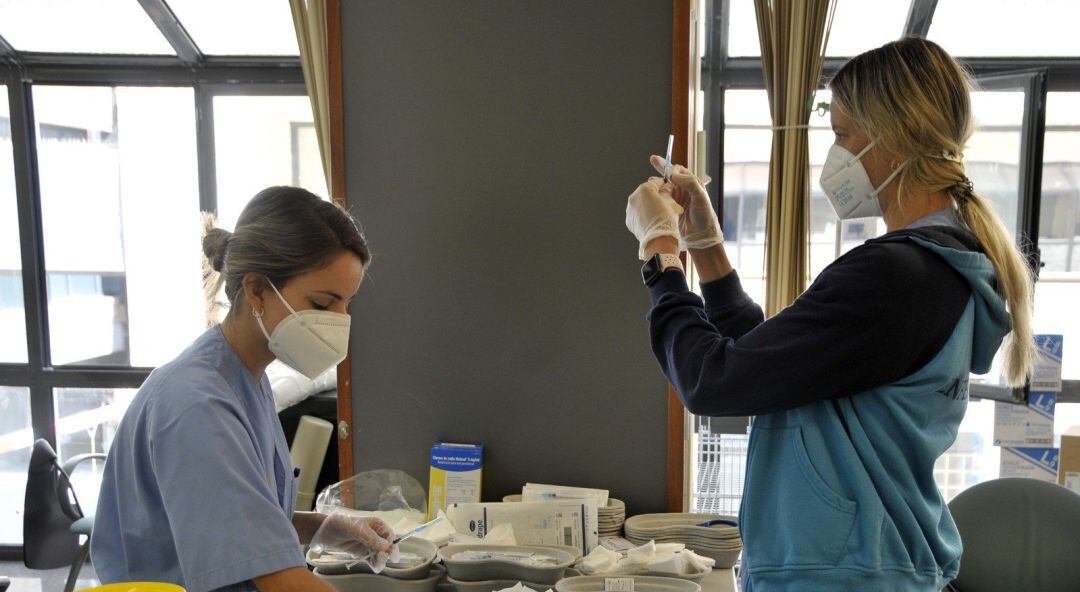 Archivo - Equipo de vacunación