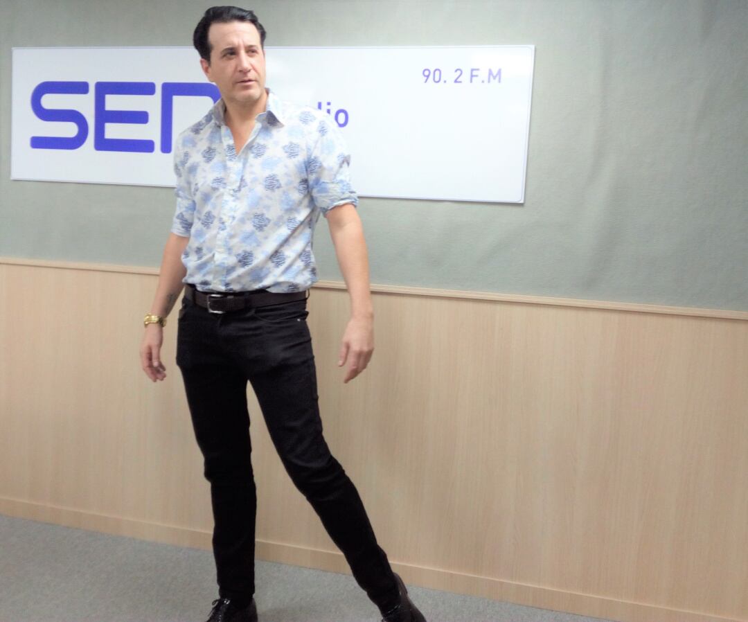 Abraham Cañada, conocido artísticamente como Abraham Elvis 56, en el estudio de Radio Elda SER