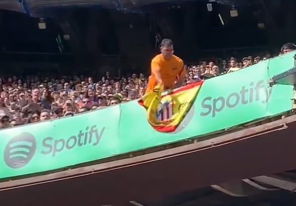 Momento en el que retiran la bandera en el Camp Nou