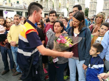 Los familiares de Jesús Guijarro reciben el homenaje de los miembros de la agrupación de Protección Civil