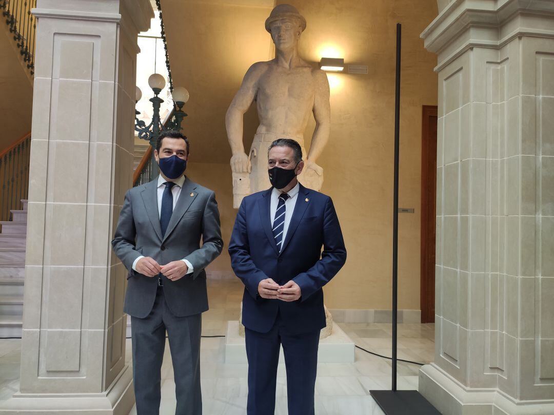 Juan Manuel Moreno y Raúl Caro en el Ayuntamiento de Linares.