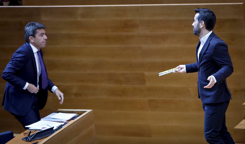 José Muñoz entrega un libro a Carlos Mazón