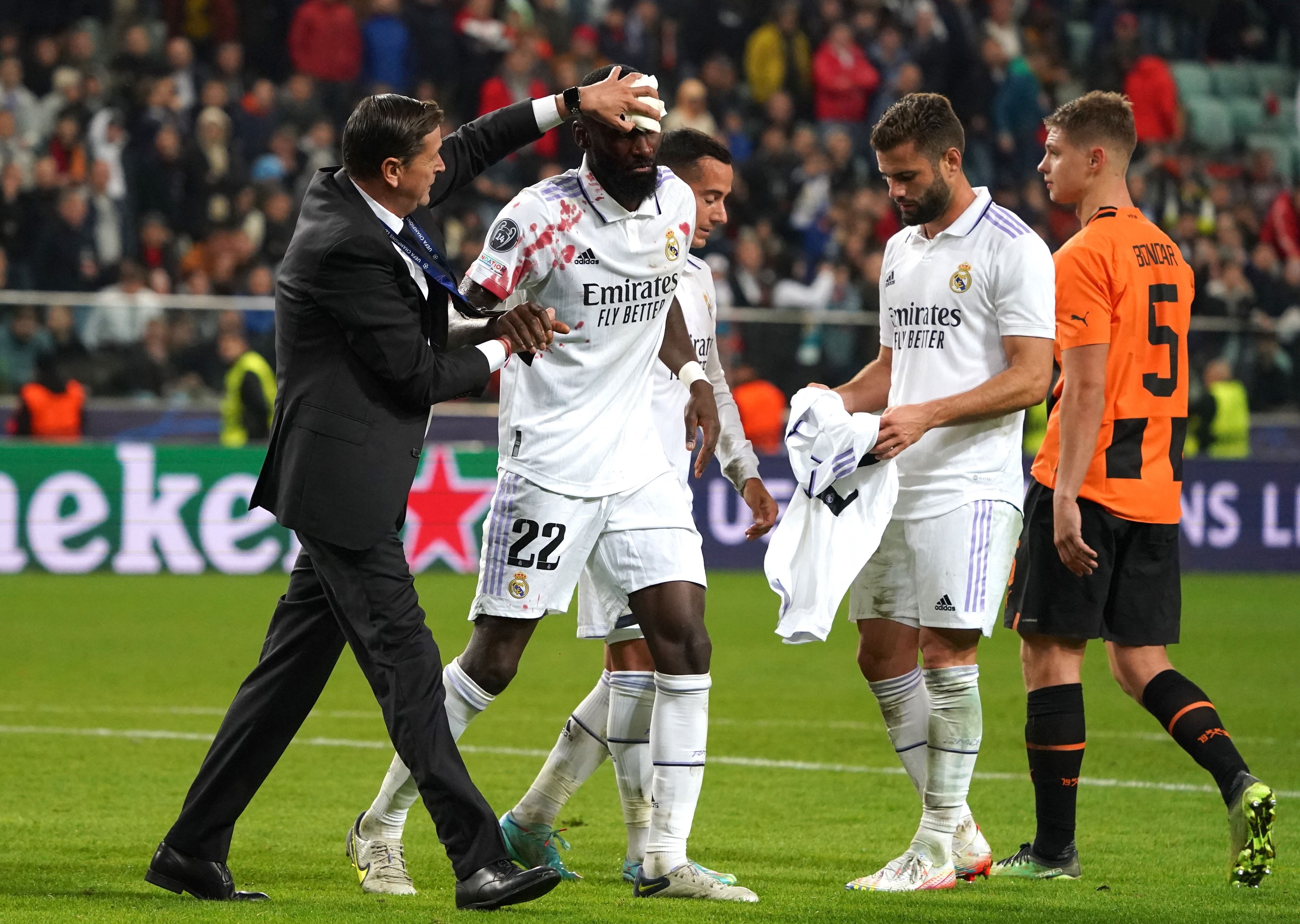 Rudiger es atendido por el doctor tras hacerse una brecha en el Shakhtar - Real Madrid.