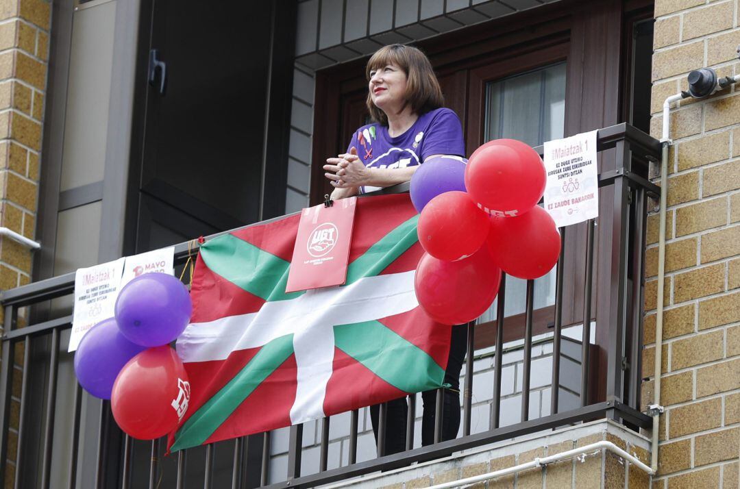 -Una militante de UGT Euskadi, celebra el Primero de Mayo desde su balcón. Los sindicatos vascos han coincidido en reivindicar este Primero de Mayo el valor de lo público y de los trabajadores, que han demostrado ser "los esenciales, los que hemos sostenido este país".