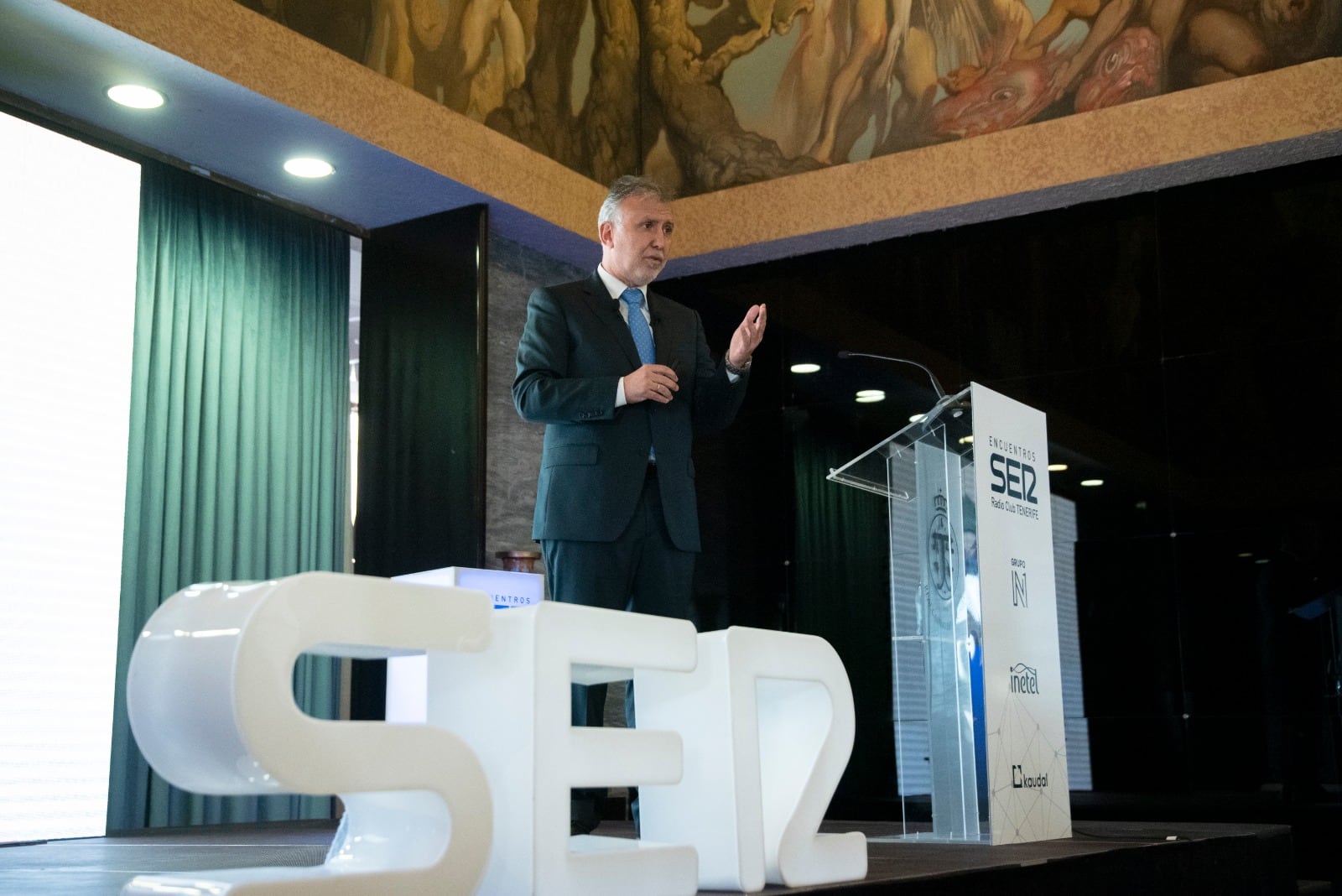 Ángel Víctor Torres, presidente de Canarias, durante la exposición de su ponencia &quot;Canarias 2030, un gran pacto social para el cambio&quot;, en un Encuentro SER Radio Club Tenerife en la sede del Real Casino de Tenerife