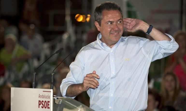 GRA591 SEVILLA, 22/05/2015.- El candidato socialista a la alcaldia de Sevilla, Juan Espadas,durante el mitin de cierre de campaña de las elecciones municipales que se celebrarán el proximo domingo. EFE/Jose Manuel Vidal