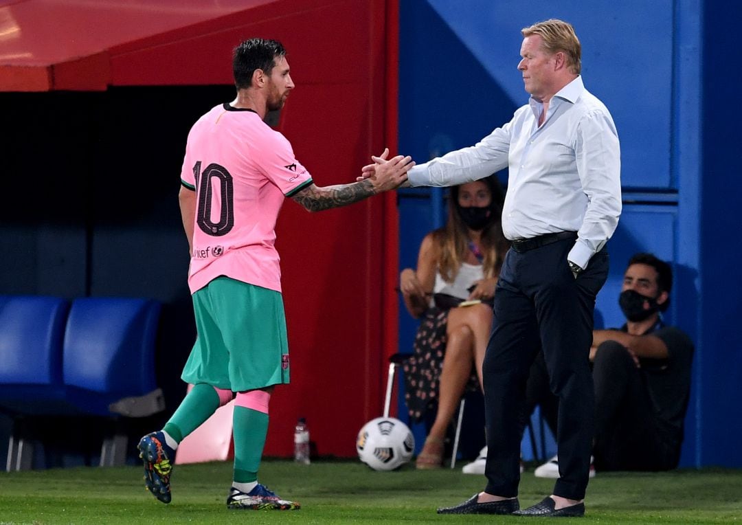 Koeman y Messi se saludan durante el amistoso Girona - Barcelona