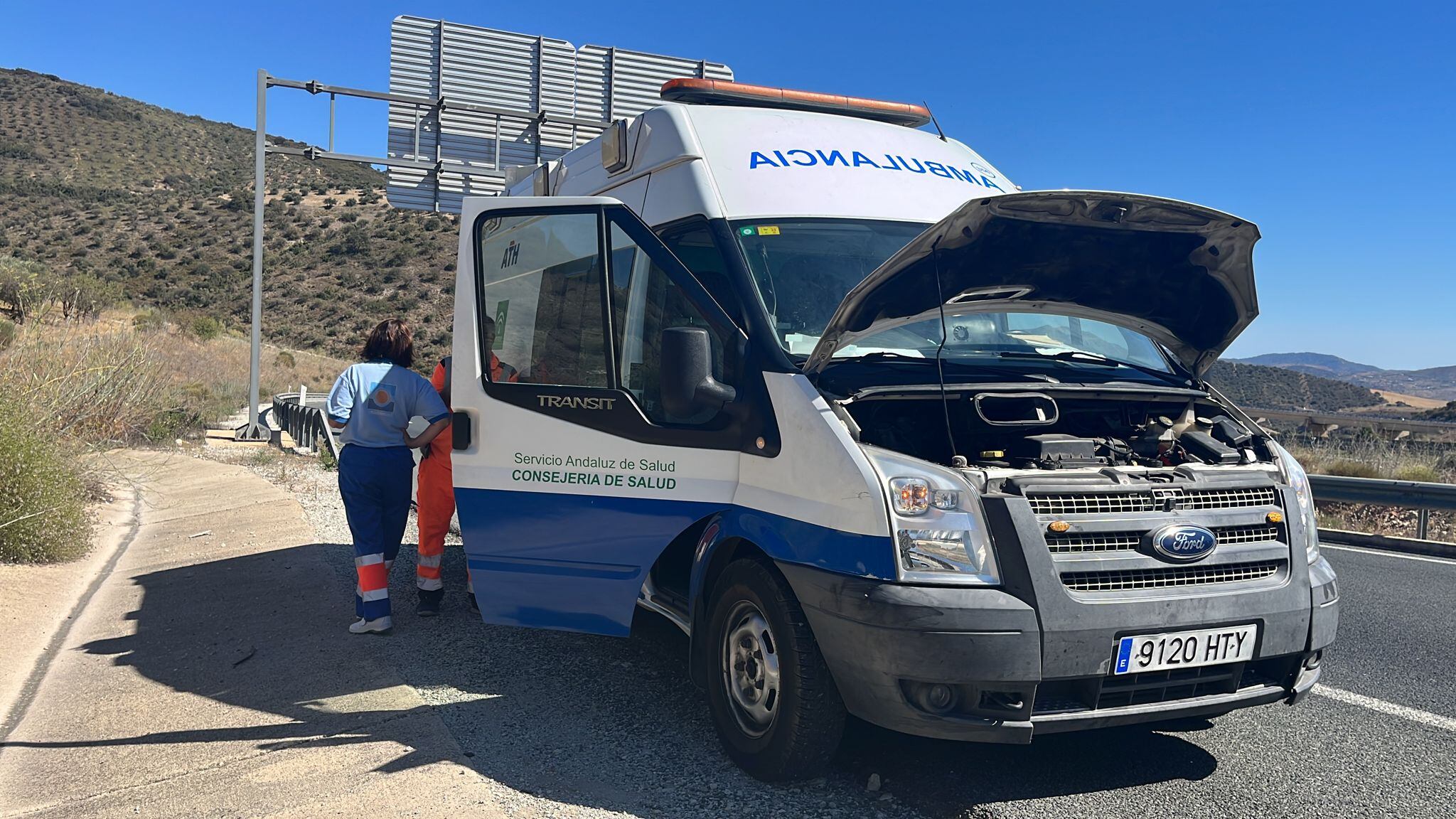 La ambulancia averiada, de nuevo, en plena carretera en Málaga