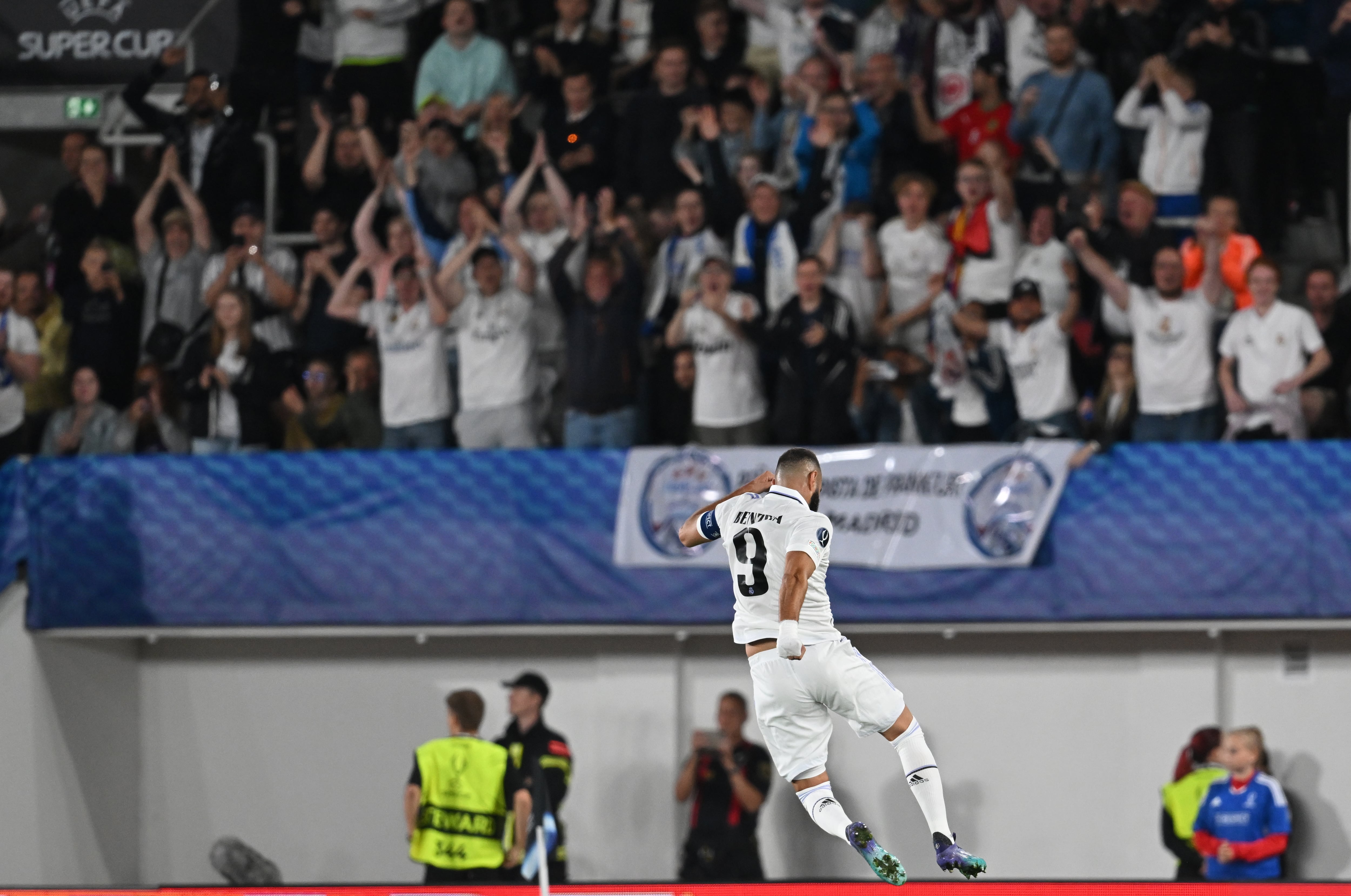 Benzema celebra el gol ante el Eintracht.