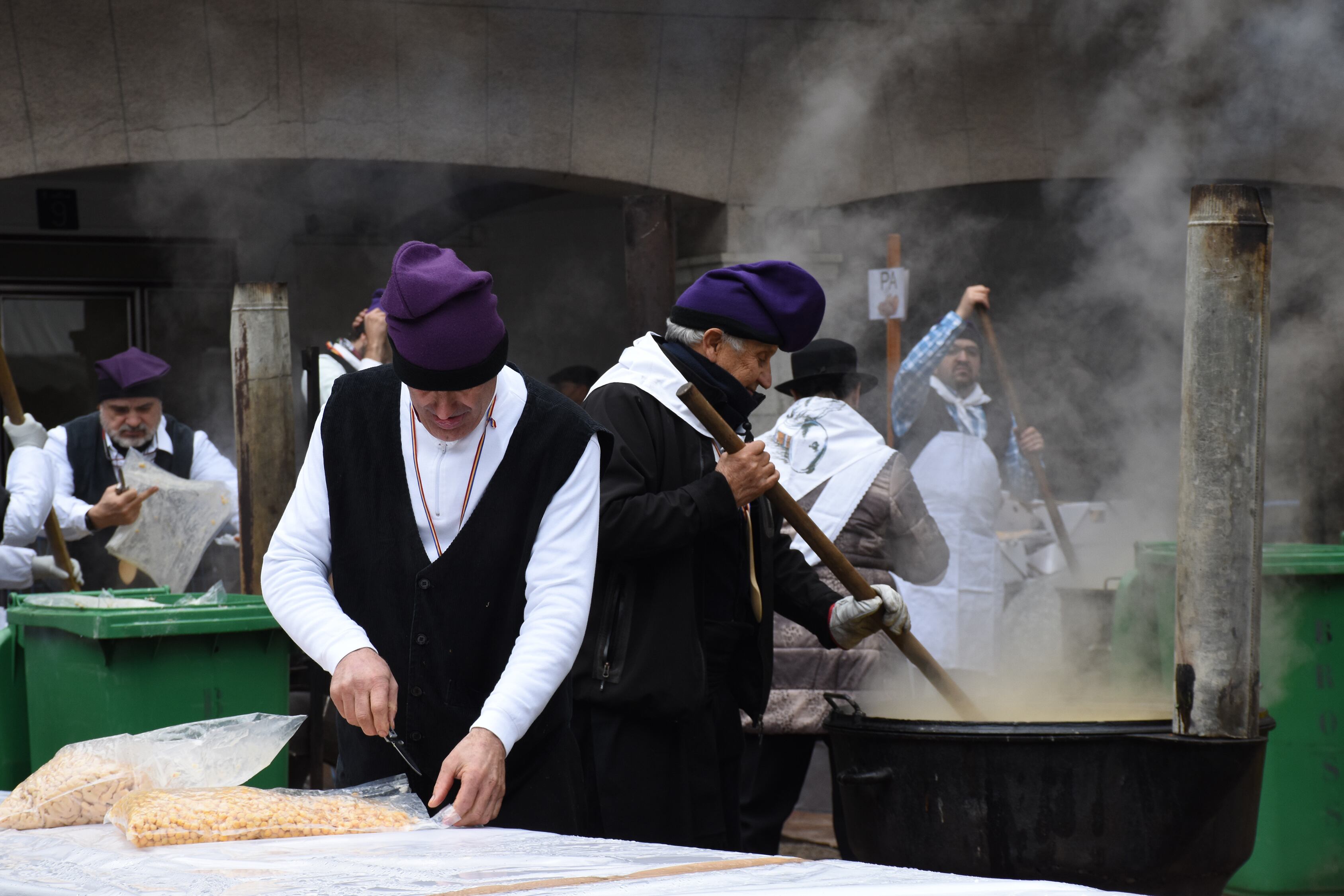 La confraria d'escudellaires preparant l'escudella de Sant Antoni a la plaça Guillemó.