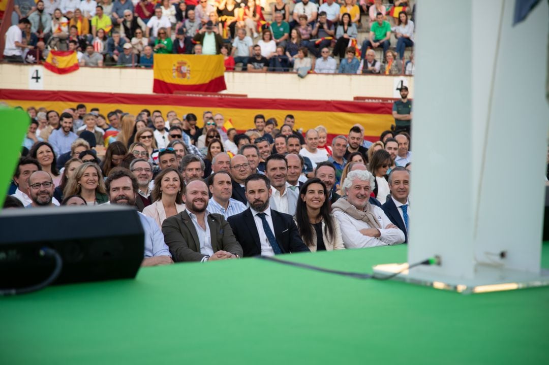 Antonio Corrales entre Santiago Abascal e Iván Espinosa de los Monteros o Rocío Monasterio durante un mitín de la formación en la Plaza de Toros del municipio.