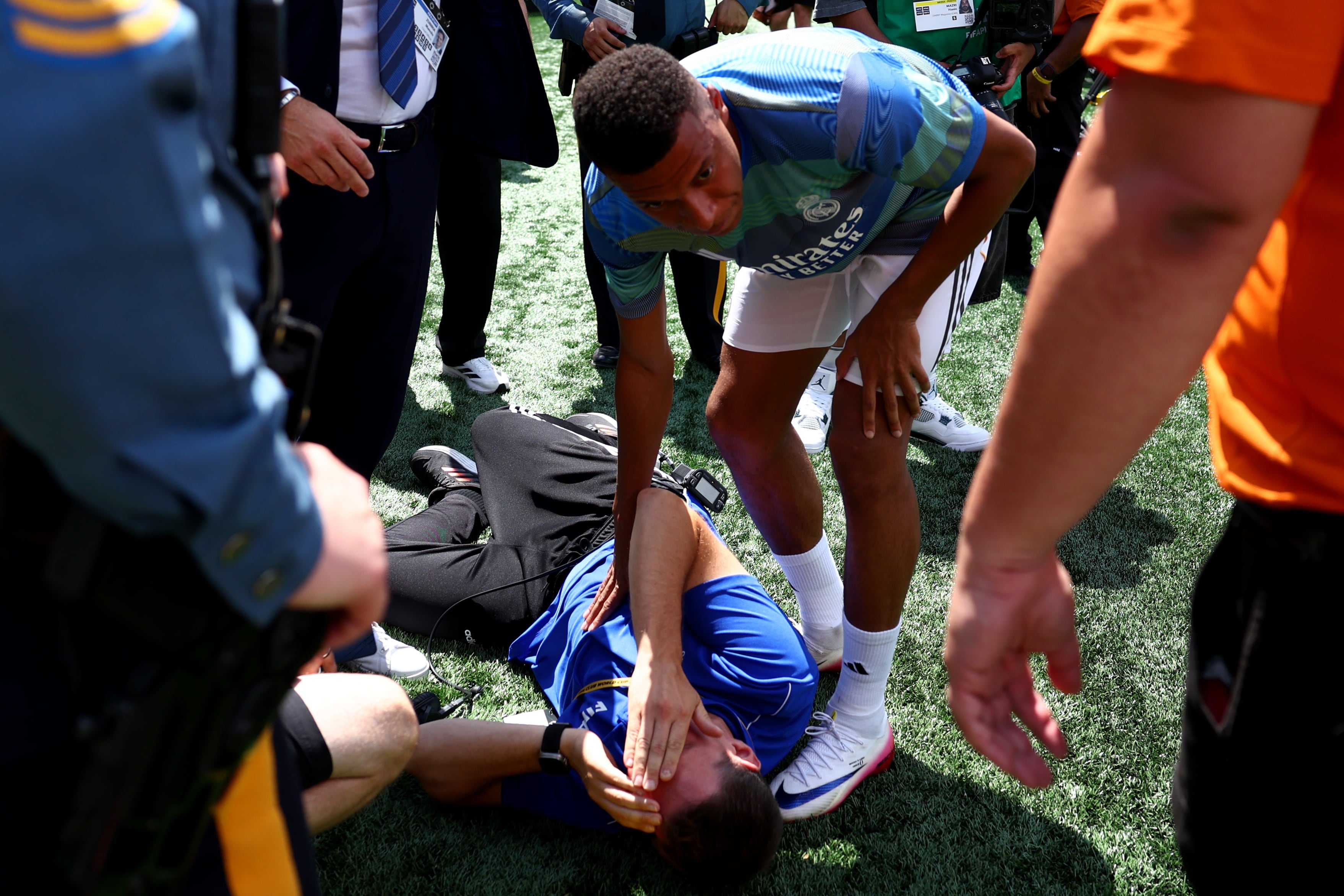 Kylian Mbappé se preocupa por la salud de un volutario a quien dio un pelotazo