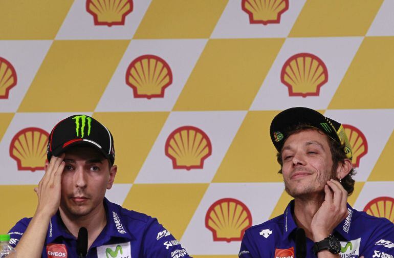 SEP101 SEPANG (MALASIA), 22/10/2015.- El piloto español de MotoGP Jorge Lorenzo (i), de Movistar Yamaha, y su compañero, el italiano Valentino Rossi, durante una rueda de prensa en el circuito de Sepang, Malasia, hoy, 22 de octubre de 2015. El Gran Premio de Malasia de MotoGP se celebrará el próximo 25 de octubre. EFE/FAZRY ISMAIL