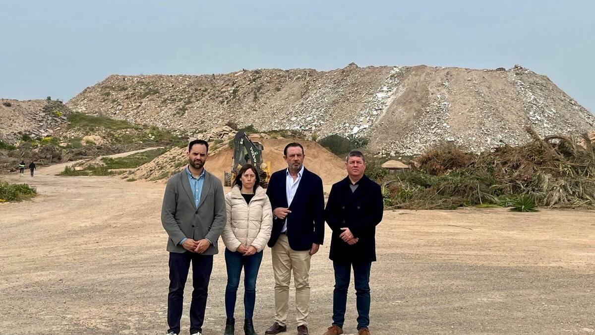 Córdoba acusa de "desidia" al gobierno de Formentera y exige un plan para retirar la "montaña" de restos de construcción en la isla