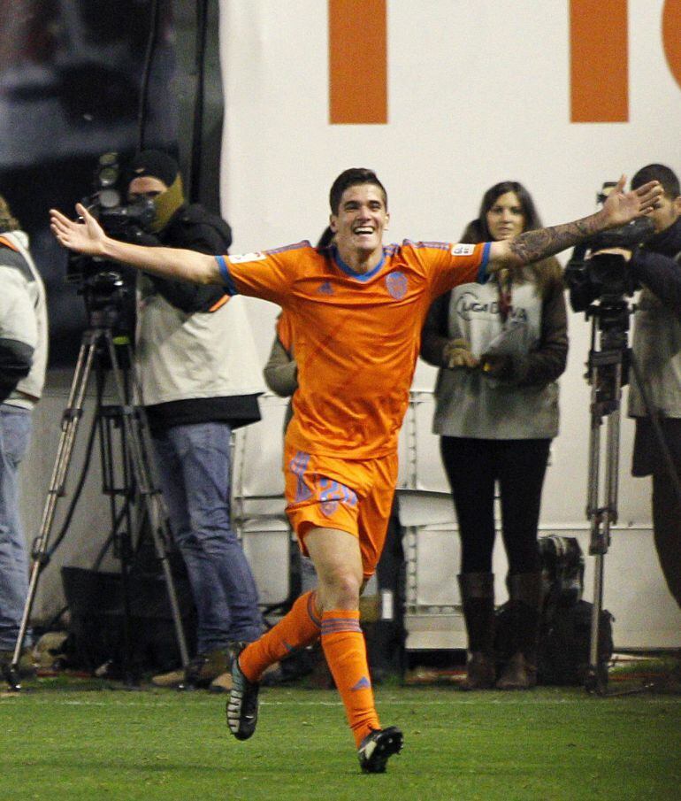 GRA443. MADRID, 04/12/2014.- El centrocampista argentino del Valencia, Rodrigo Javier de Paul, celebra el segundo gol del equipo valencianista, durante el encuentro correspondiente a la ida de los dieciseisavos de final de la Copa del Rey, que han disputado esta noche frente al Rayo Vallecano en el estadio de Vallecas. EFE/Alberto Martín.