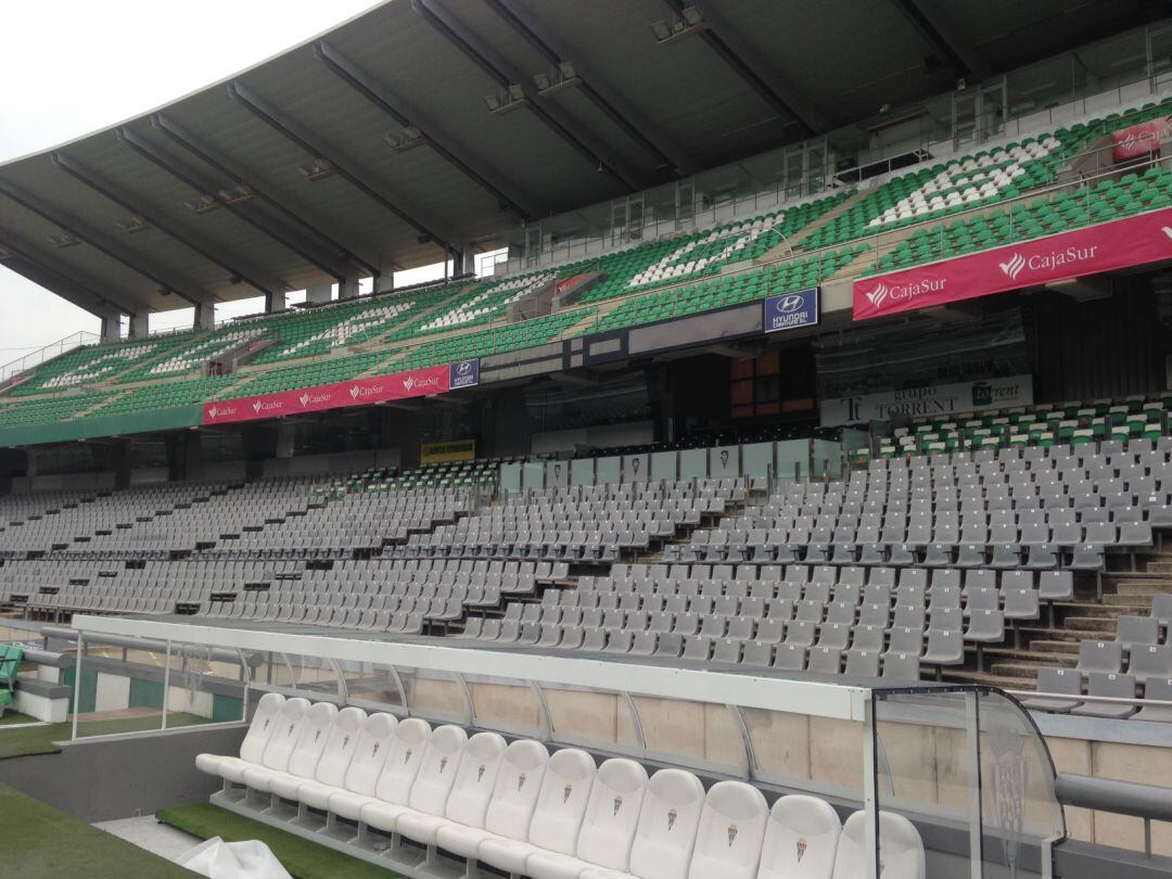 Vista de la tribuna del estadio El Arcángel