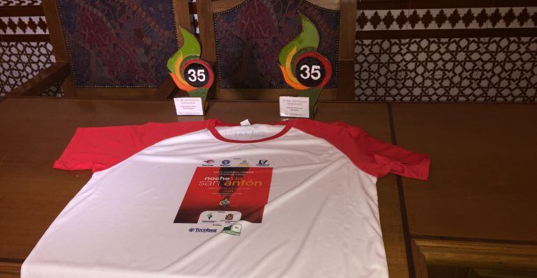 Camiseta conmemorativa y trofeos de la San Antón de Jaén de este año 2018.