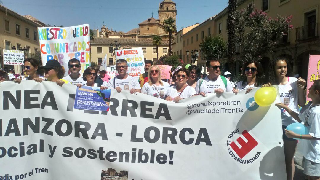 Representantes de nuestra comarca asisten a la marcha.