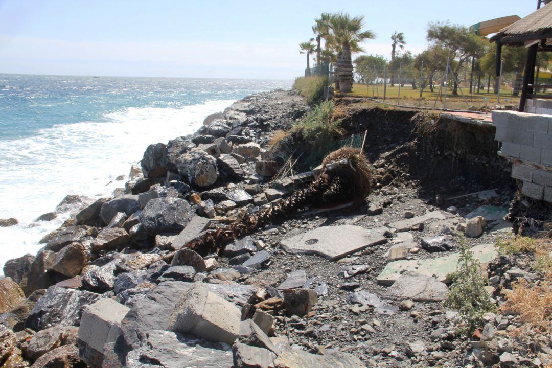 Gran socavón en la escollera junto al Parque Acuático Aquatropic