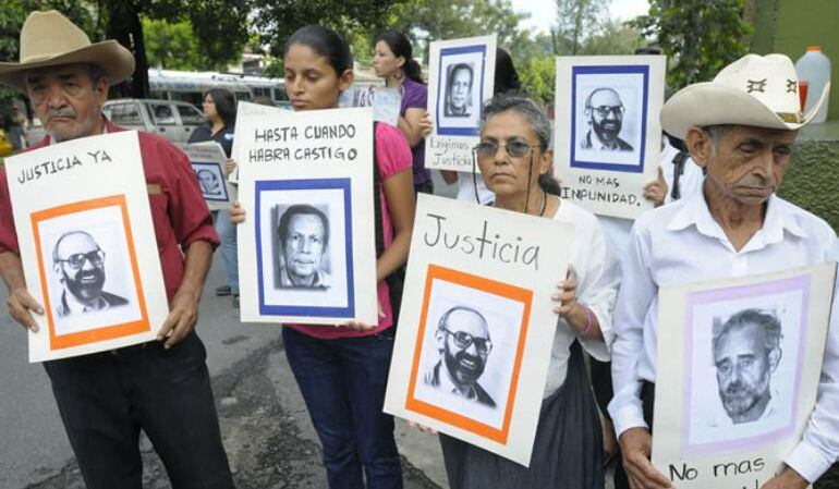 Varios manifestantes piden justicia por el &#039;caso Ellacuría&#039; en el Salvador