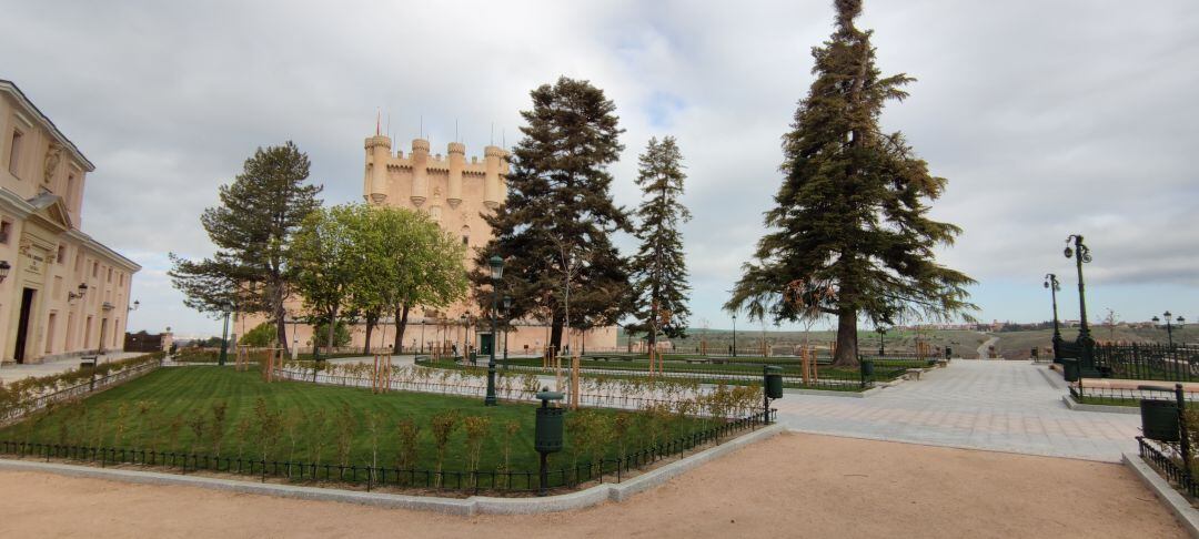 Jardines de la plaza Reina Victoria Eugenia junto al Alcázar de Segovia