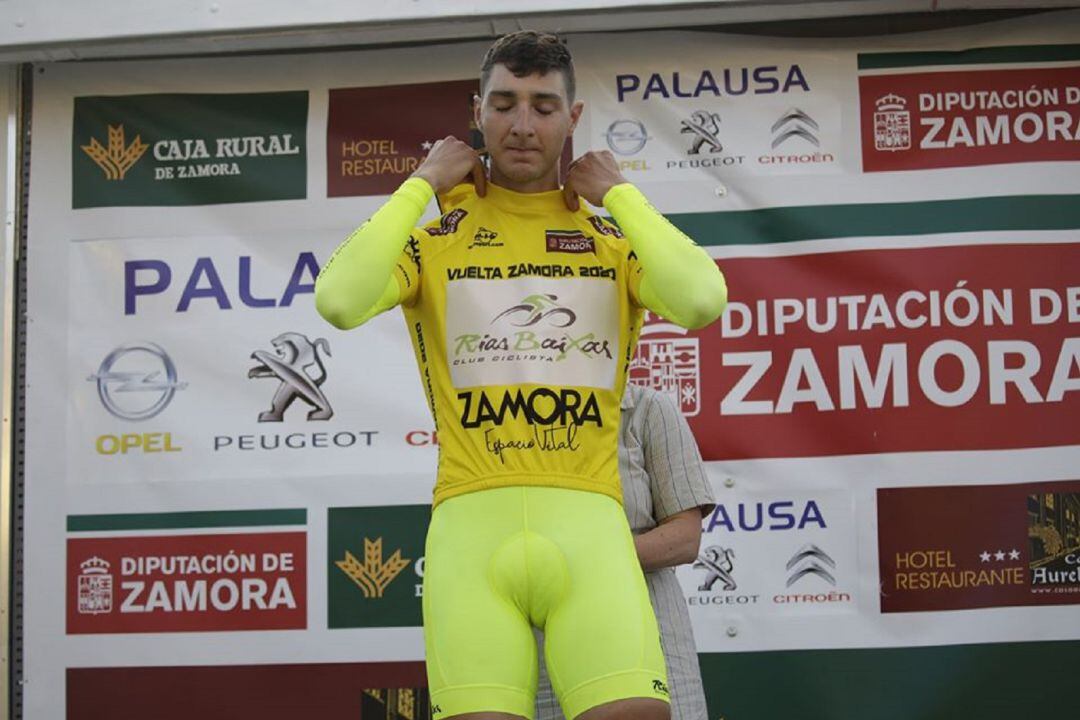 Mauricio Moreira con el maillot de líder