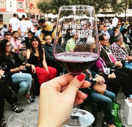 Brindis con una copa de vino de Toro