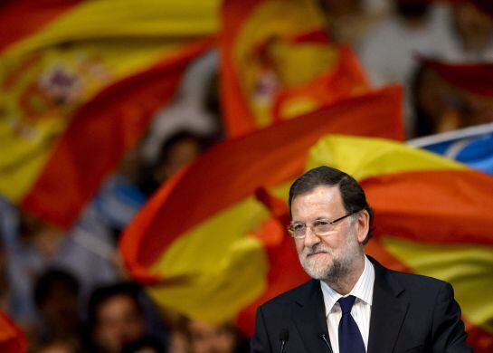 Supporters wave Spanish flags as Prime Minister Mariano Rajoy takes part in Popular Party (PP)&#039;s closing campaign meeting in Madrid on May 22, 2015 ahead of the regional and municipal elections on May 24. AFP PHOTO / DANI POZO