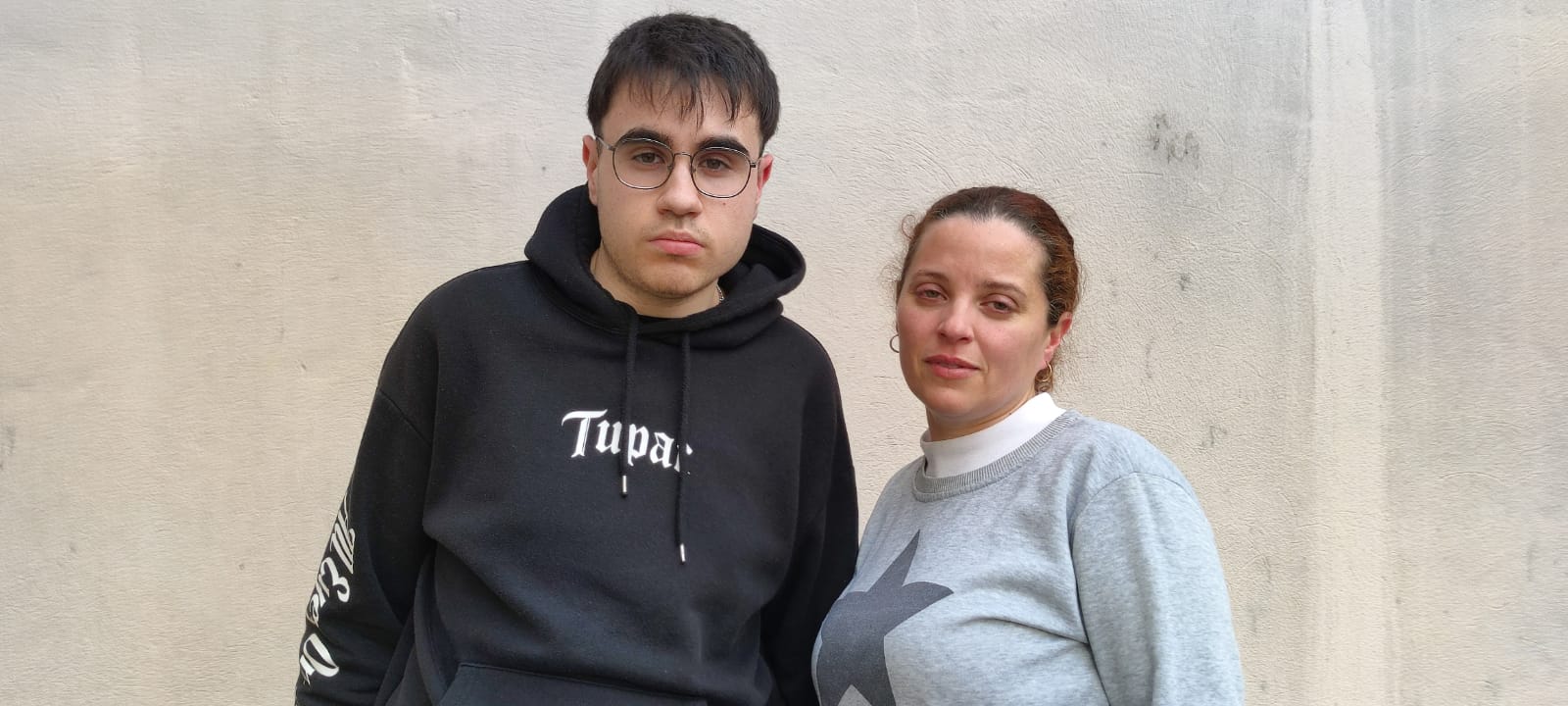 David y Mamen, dos de los hijos de Elvira, una persona fallecida mientras esperaba una ambulancia en Córdoba