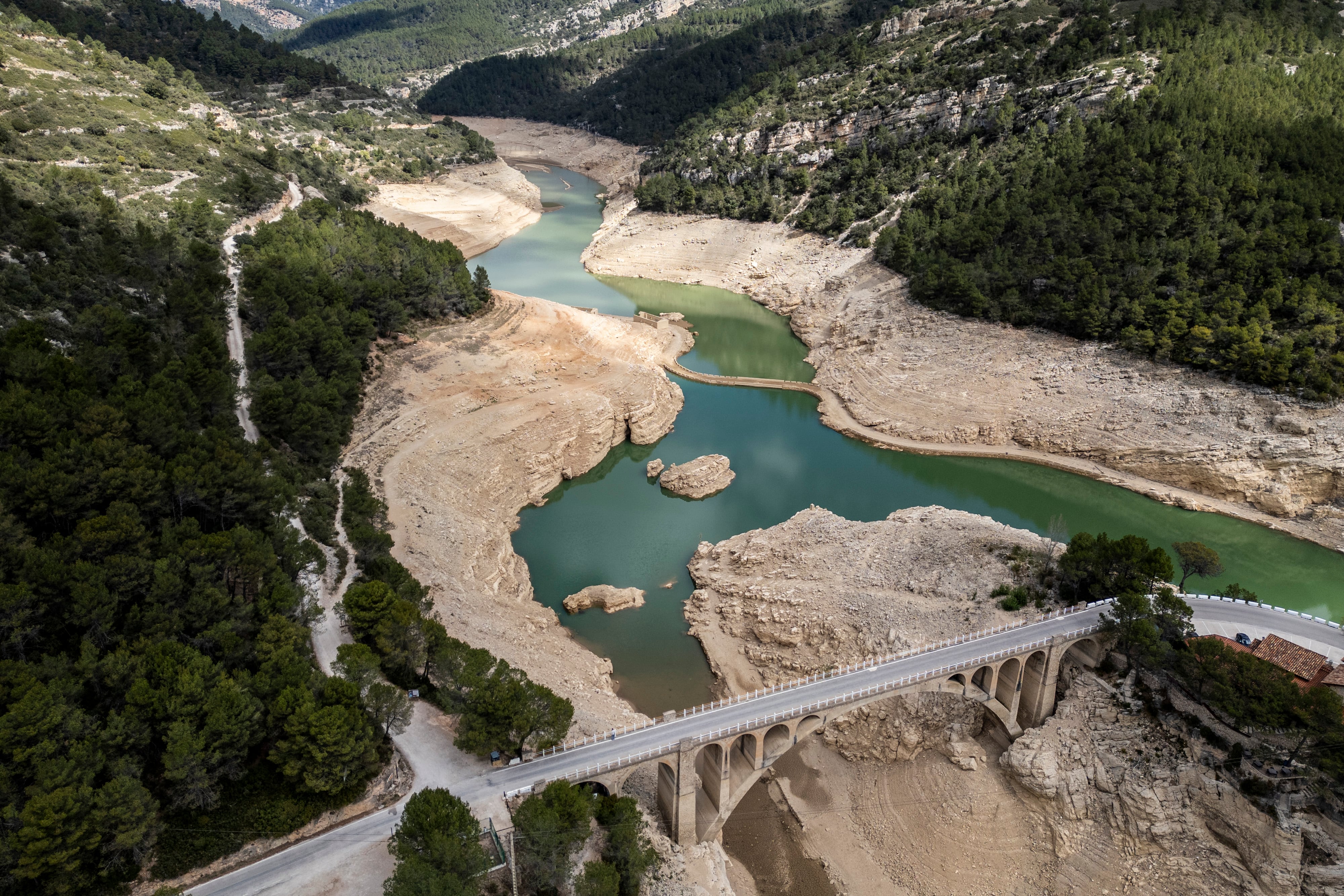 Imagen captada con un dron del embalse de Ulldecona en la Pobla de Benifassà (Castellón). EFE/Andreu Esteban