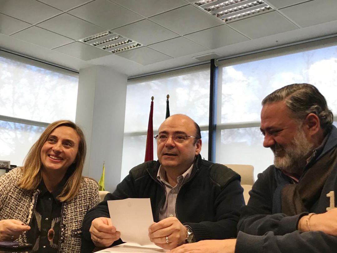 La nueva consejera de Fomento de Andalucía, Marifrán Carazo, junto al presidente provincial del PP de Granada, Sebastián Pérez, y el próximo delegado del Gobierno de la Junta en Granada, Pablo García, en la sede del PP de Granada este lunes