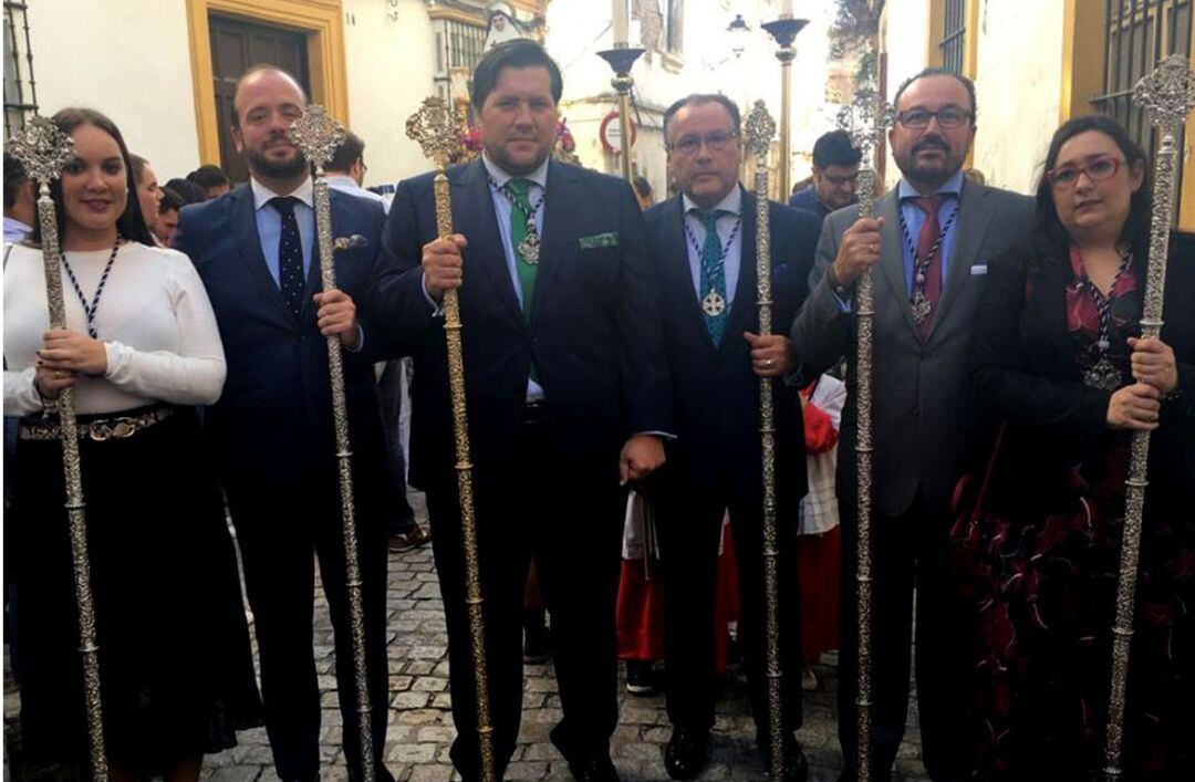 Pablo Baena, pregonero de la Semana Santa de Jerez 2020, junto a la Junta de Gobierno de la Hermandad del Consuelo del Pelirón
