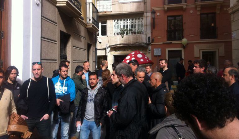 Los bomberos antes de entrar en la reunión