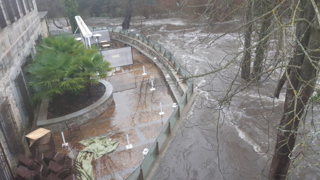 Aspecto de la Casa de la Moneda por la crecida del Río Eresma