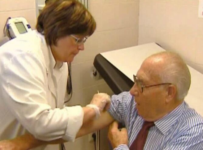 Una doctora vacunando contra el virus de la gripe