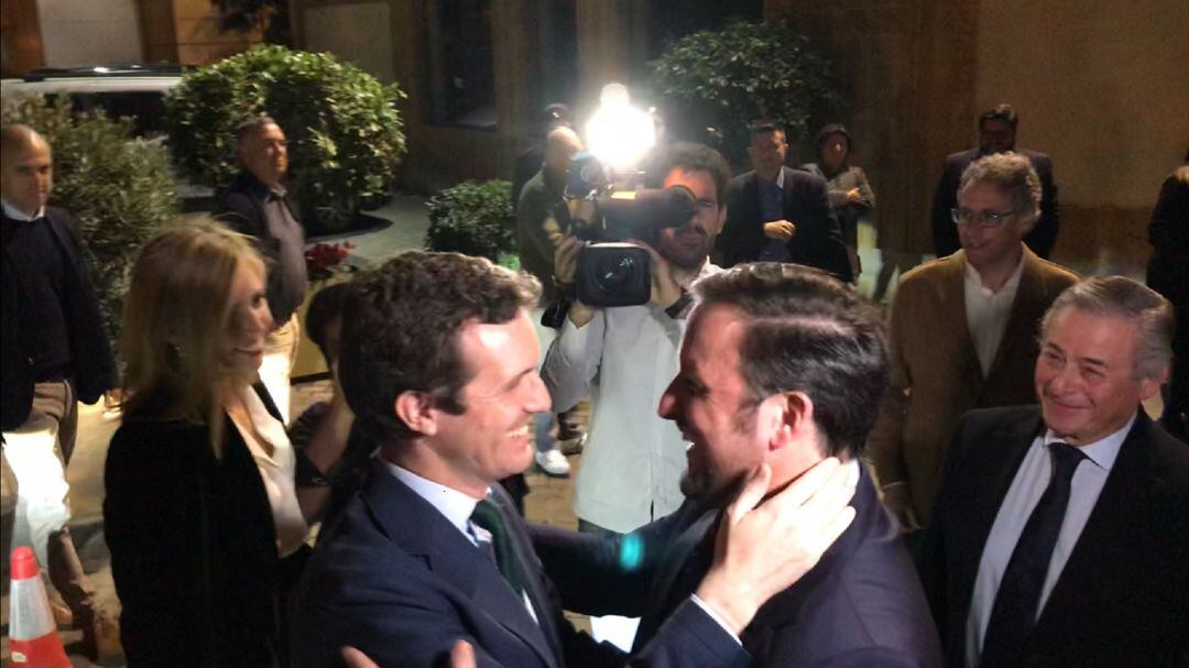 Pablo Casado saluda efusivamente a Pablo Ruz en su última visita a Elche