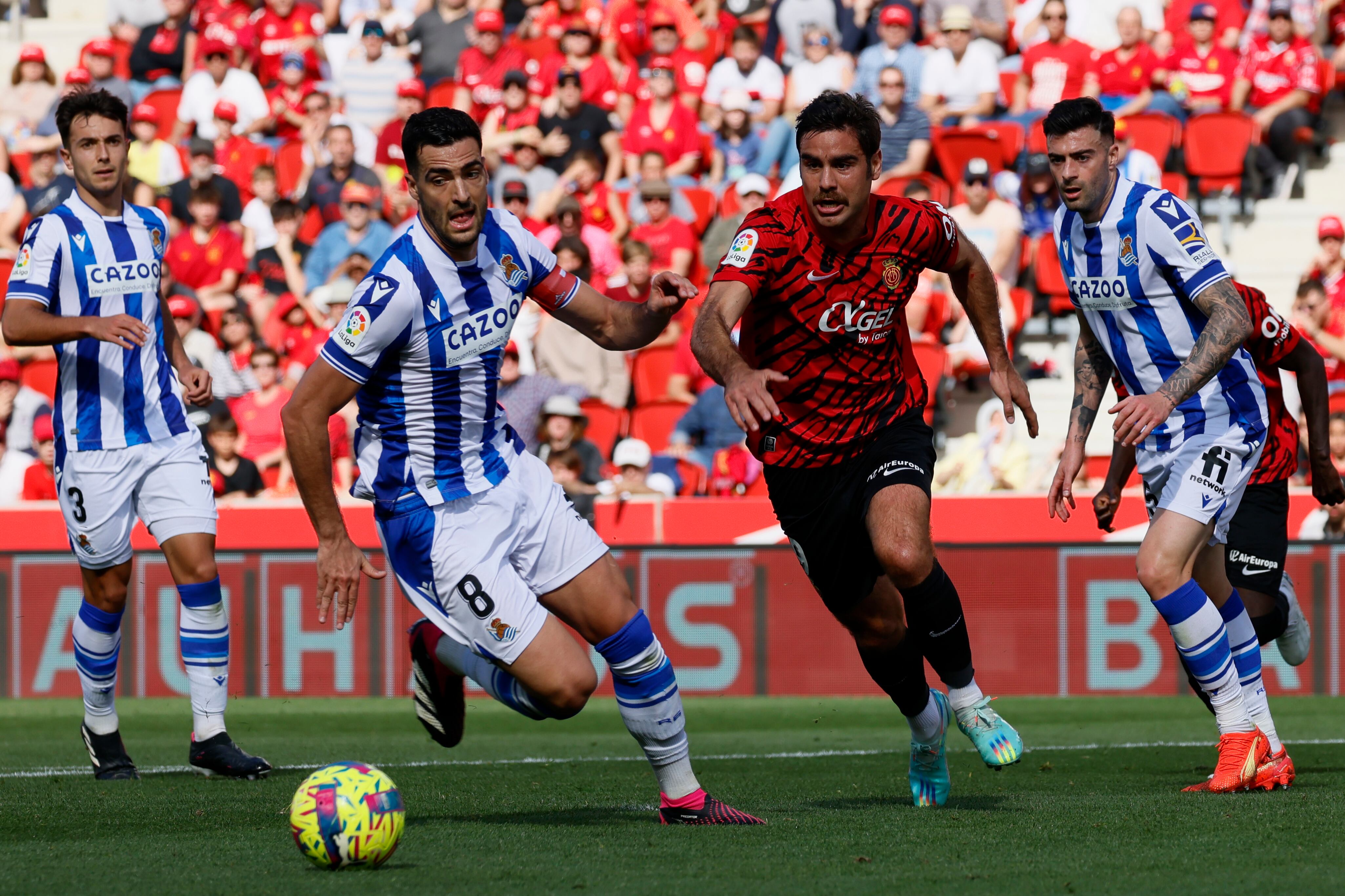 PALMA DE MALLORCA, 12/03/2023.- El delantero del Mallorca, Abdón Prats (d) y el centrocampista de la Real Sociedad Mikel Merino (i) durante el partido de LaLiga disputado este domingo en el Estadio Mallorca Son Moix. EFE/ Cati Cladera
