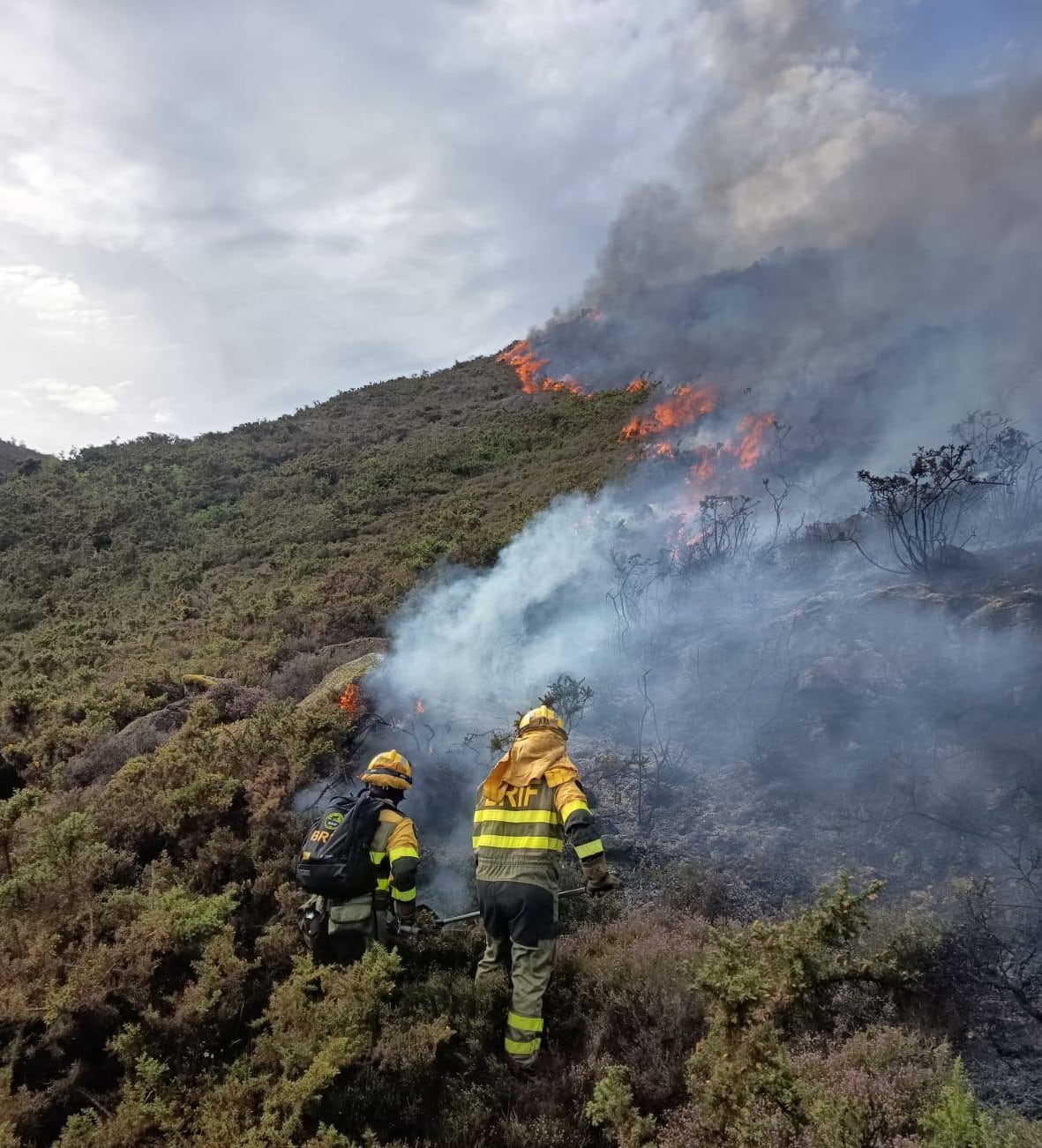 Bomberos actuando contra el incendio originado en el Monte Galleiro en Ponteareas