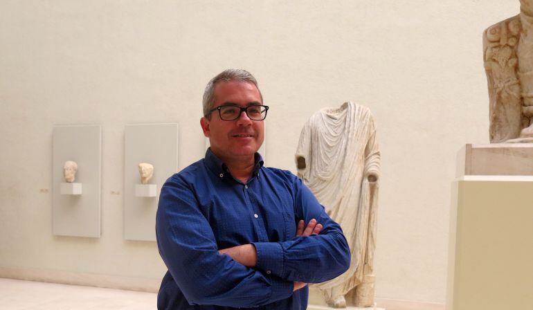 El director del Museo de Cádiz, Juan Ignacio Vallejo, en la sala romana