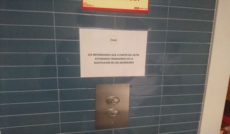 Uno de los carteles que anuncian las sustituciones