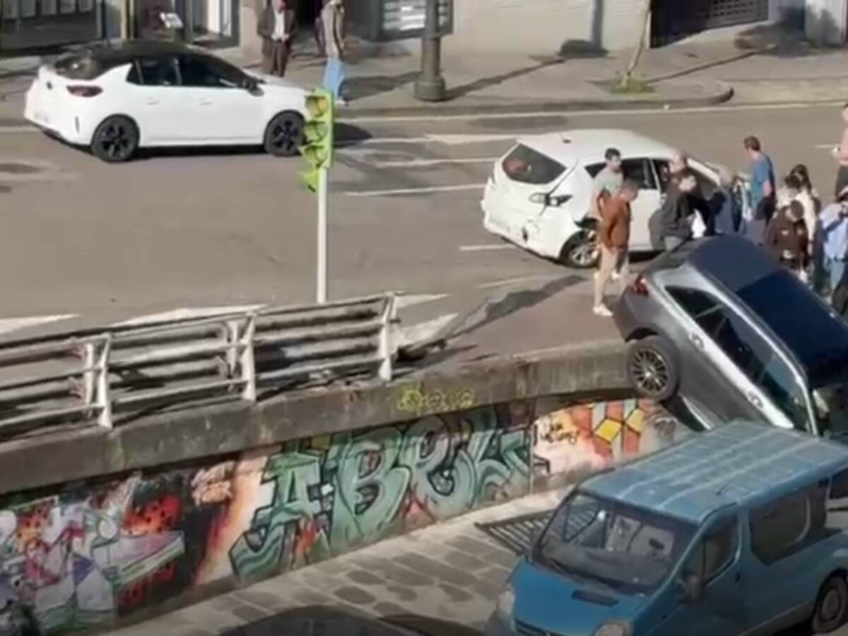 Un coche se precipita por un barranco tras un accidente en Vigo