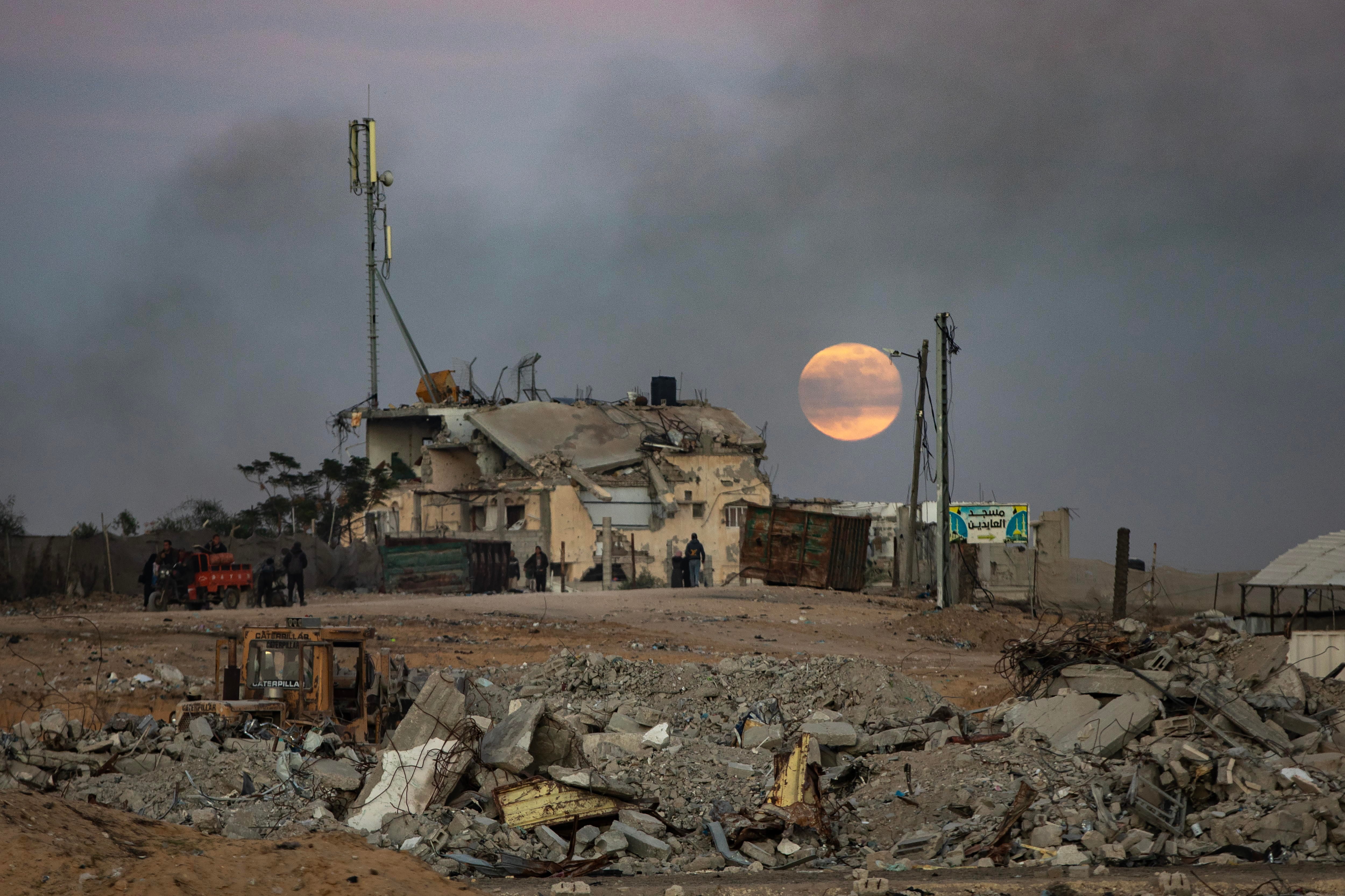 Una vivienda destruida después de un ataque en la región de Jan Yunis, al sur de Gaza.  EFE/EPA/HAITHAM IMAD