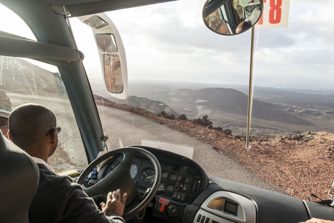 Una de las guaguas que realiza la ruta de Montañas del Fuego.